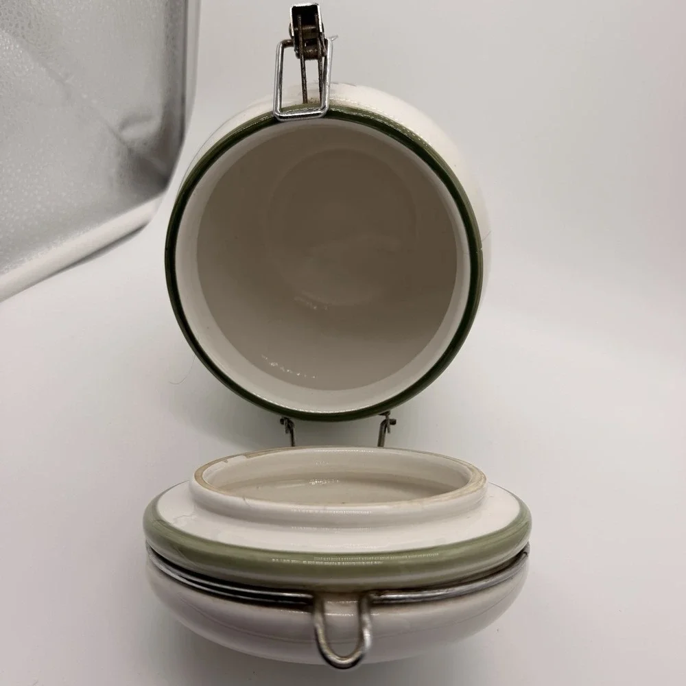 Aged Gibson USA Elite Vase With Lockable Lid & Latch